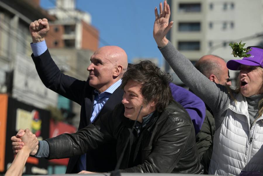 Milei atacado con piedras en acto de campa&ntilde;a en Argentina