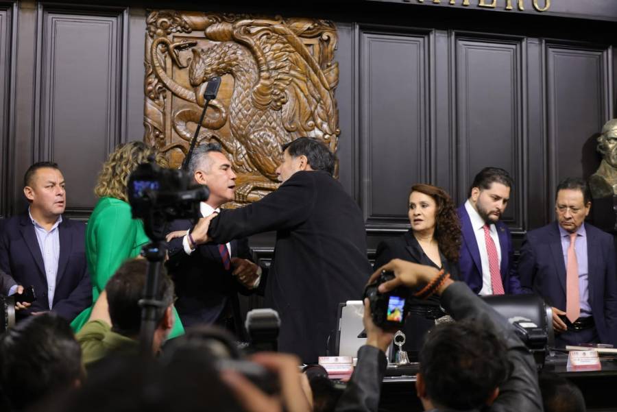 A empujones termina sesión de la Comisión Permanente entre Alito Moreno y Fernández Noroña