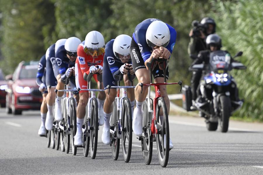 El UAE gana el crono por equipos de la Vuelta, Vingegaard líder de nuevo