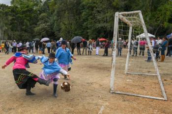 En Colombia, campesinas juegan f&uacute;tbol con botas, ruana y sombrero en un torneo &uacute;nico