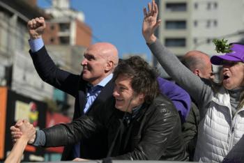 Milei atacado con piedras en acto de campa&ntilde;a en Argentina