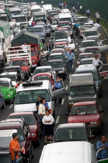 Caos vial en Tlalpan por obras y protestas contra ciclov&iacute;as