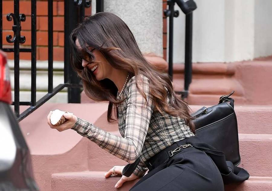 Anne Hathaway sufre caída en rodaje de El diablo viste a la moda 2 y se viraliza en redes