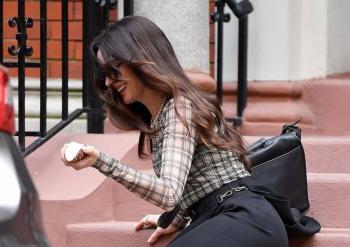 Anne Hathaway sufre ca&iacute;da en rodaje de El diablo viste a la moda 2 y se viraliza en redes