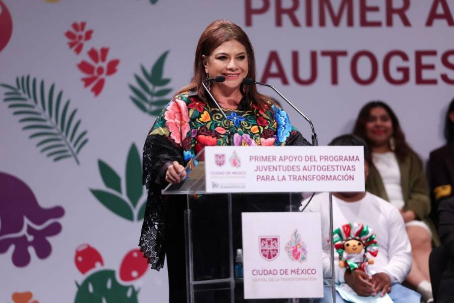 Clara Brugada entrega apoyos a colectivos juveniles en la CDMX