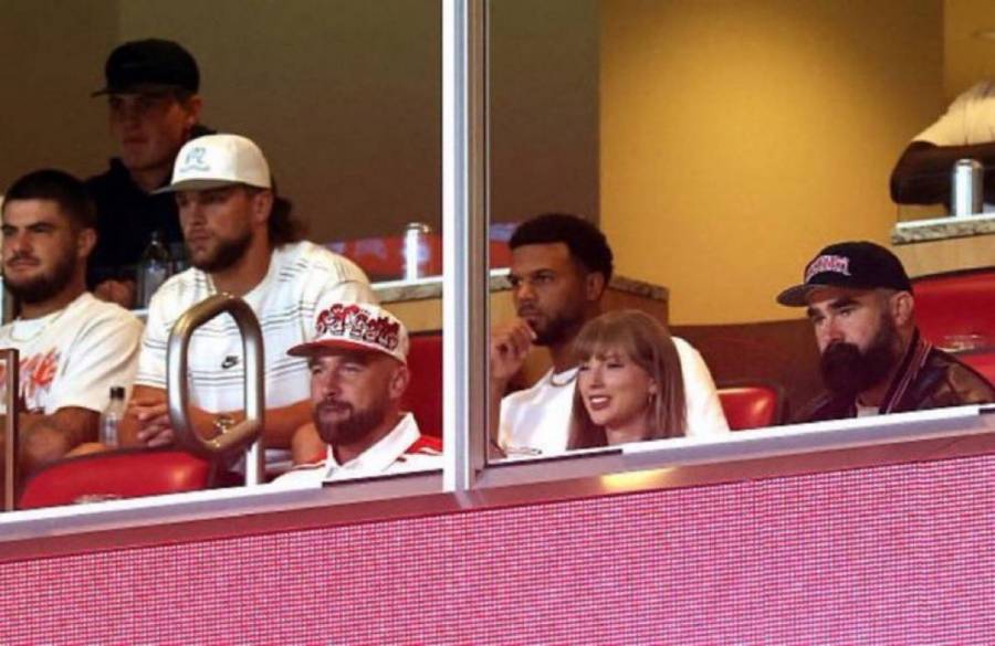 Taylor Swift sorprende al presumir anillo de compromiso en pleno estadio