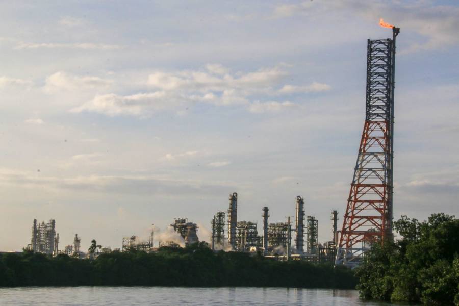 Gobierno busca reducir pensiones millonarias de ex trabajadores de Pemex y Luz y Fuerza del Centro