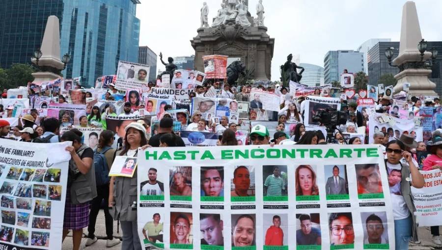 Familias de desaparecidos marchan en CDMX para exigir justicia y presentación con vida