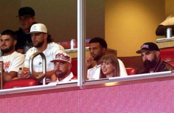 Taylor Swift sorprende al presumir anillo de compromiso en pleno estadio