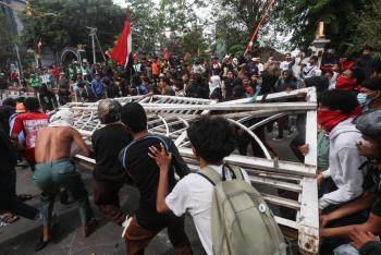 Tres muertos y TikTok suspendido en Indonesia tras protestas por brutalidad policial