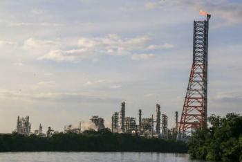 Gobierno busca reducir pensiones millonarias de ex trabajadores de Pemex y Luz y Fuerza del Centro