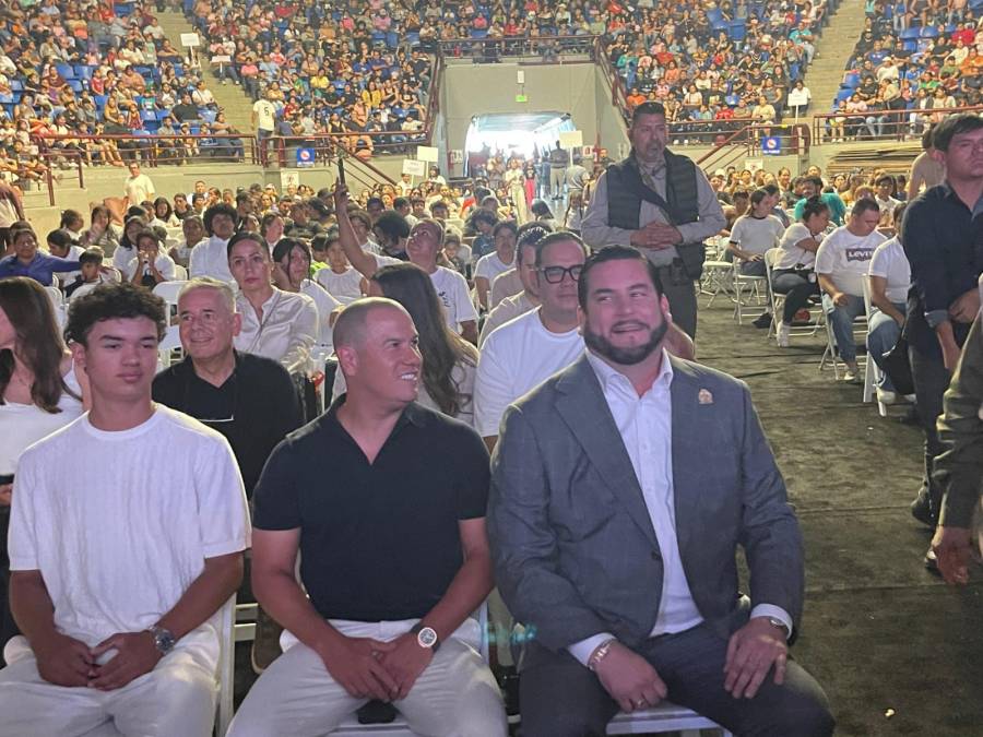 Fernando Salgado Chávez entrega más de 2400 becas en Tijuana, a través de fundación fuente de sabiduría