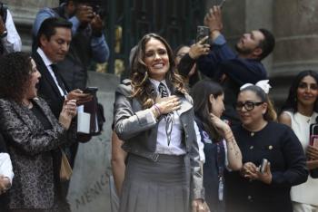 Alessandra Rojo de la Vega recibe apoyo de “La Resistencia” en marcha sobre Reforma
