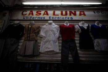 Saturan el mercado de San Cosme y la M&eacute;xico-Tacuba en busca de uniformes escolares