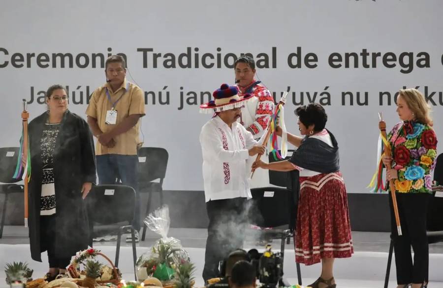Ministros de la Suprema Corte reciben bastones de mando de pueblos indígenas y afromexicanos
