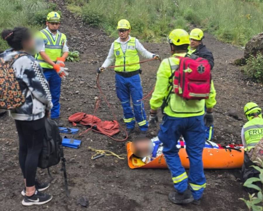 Rescatan a hombre que cayó al cráter del Volcán Xitle en Tlalpan