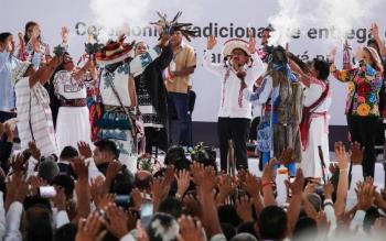 Hugo Aguilar destaca compromiso con el pueblo y la reforma judicial al recibir bast&oacute;n de mando