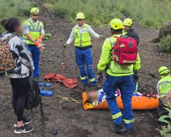 Rescatan a hombre que cay&oacute; al cr&aacute;ter del Volc&aacute;n Xitle en Tlalpan