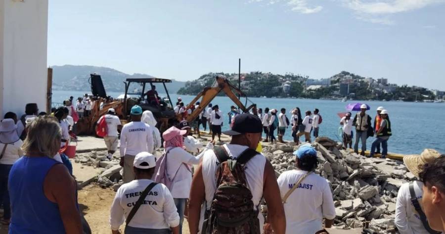 Protestan y clausuran simb&oacute;licamente obras en el Jard&iacute;n del Puerto de Acapulco