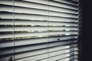 Estores: La Alternativa Inteligente Que Supera a Las Cortinas Tradicionales