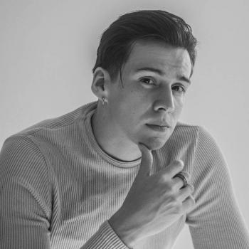 Abe Flores presenta “Sikaria”: una nueva etapa en su carrera que conecta emoci&oacute;n, ra&iacute;ces y evoluci&oacute;n art&iacute;stica