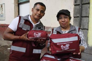 Gobierno capitalino inicia entrega de Mochilas de Vida en el Centro Hist&oacute;rico