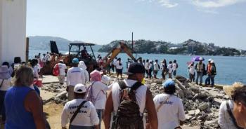 Protestan y clausuran simb&oacute;licamente obras en el Jard&iacute;n del Puerto de Acapulco