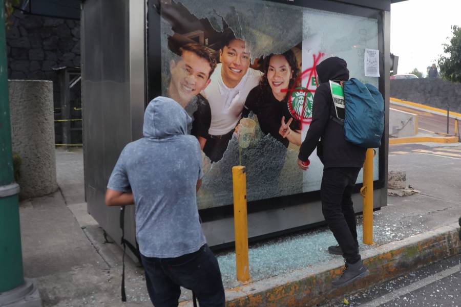 Encapuchados realizan pintas durante marcha hacia Rectoría de la UNAM