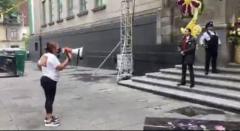 Activista exige justicia por su hijo en la SCJN; provoca cierre temporal de la sede
