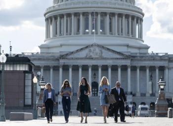 V&iacute;ctimas de Epstein compilan una lista de abusadores sexuales