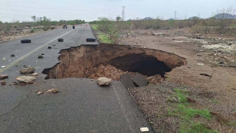 Fuertes lluvias generan socavón en carretera Cero Sur de Hermosillo y bloquean el tránsito