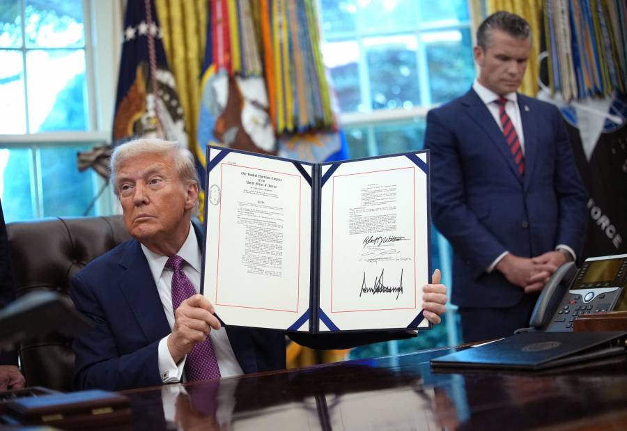 Trump firma decreto que renombra al Pentágono como 