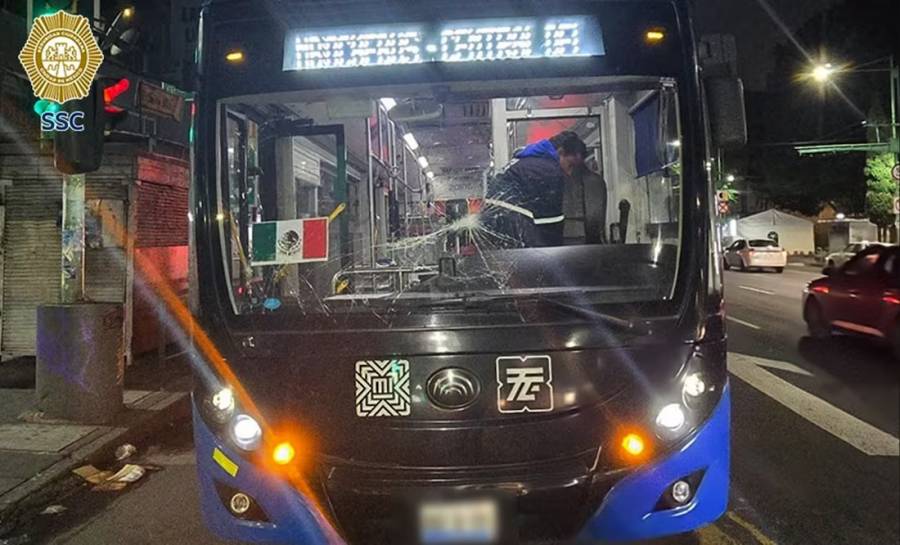 Detienen a tres personas por dañar un Trolebús en la alcaldía Cuauhtémoc