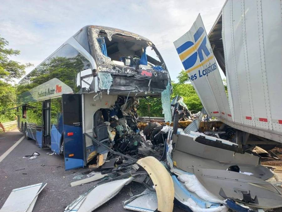 Tr&aacute;gico choque en la autopista Tepic - Mazatl&aacute;n deja dos muertos y 14 heridas en Nayarit