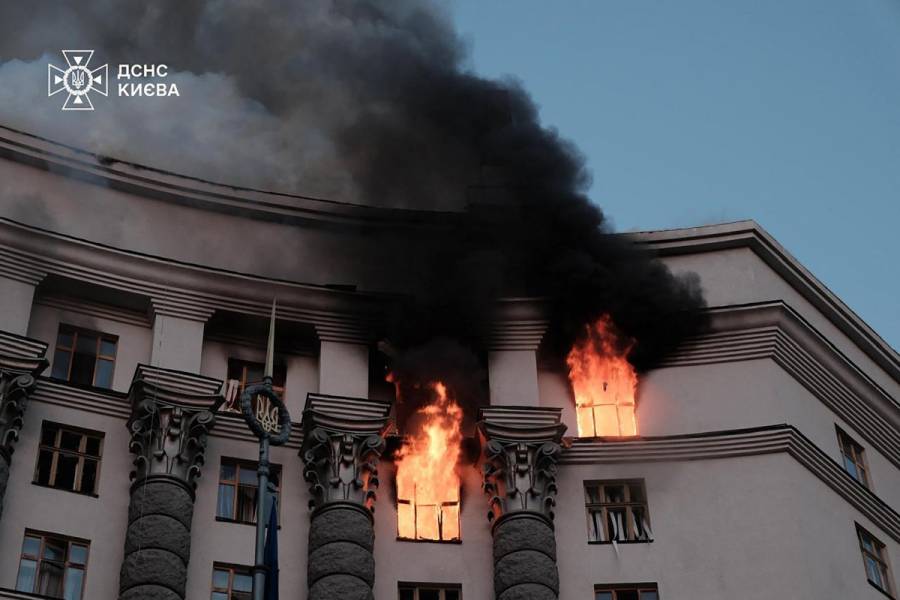 Rusia golpea la sede del gobierno ucraniano en su mayor bombardeo de la guerra