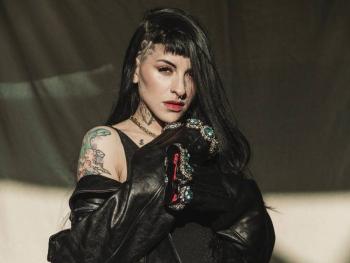 Cazzu enfrenta cr&iacute;ticas por vender contenido exclusivo tras pleito con Christian Nodal