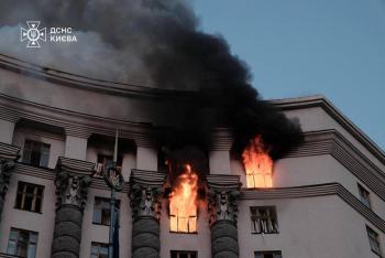 Rusia golpea la sede del gobierno ucraniano en su mayor bombardeo de la guerra