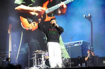 Residente hace vibrar el z&oacute;calo capitalino junto a 180 mil asistentes