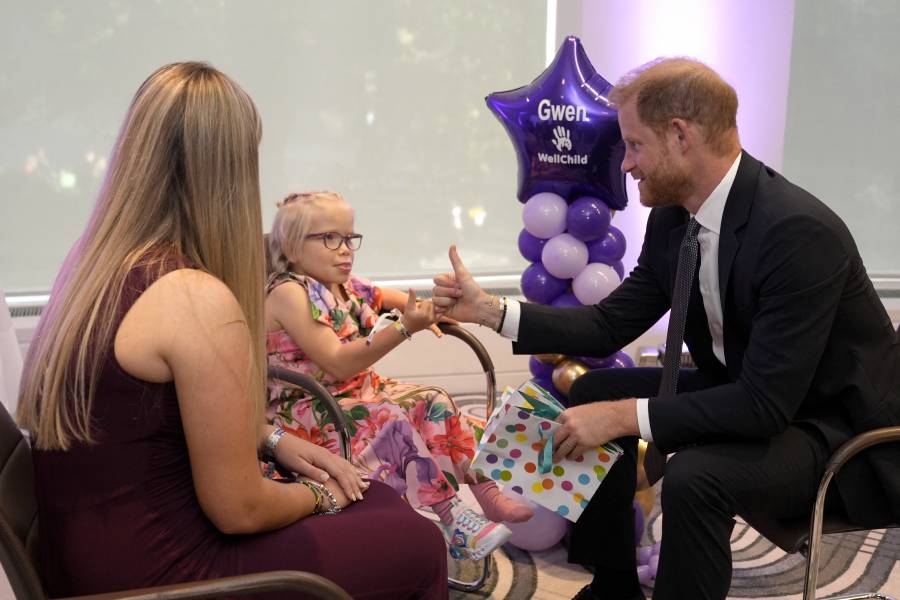 El pr&iacute;ncipe Harry rinde homenaje a su abuela en la tumba