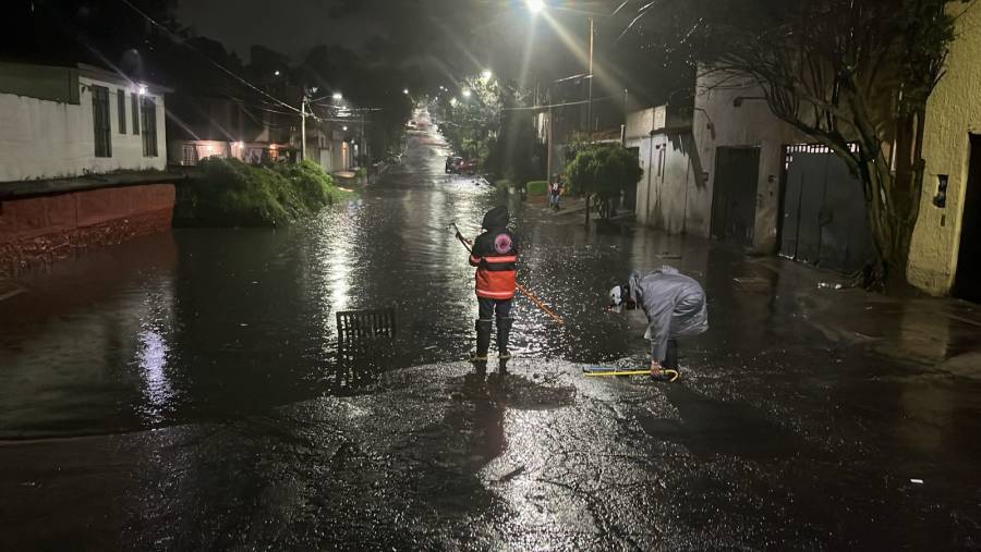 Alcaldía Tlalpan apoya a familia de víctima por lluvias y acuerda acciones preventivas con vecinos