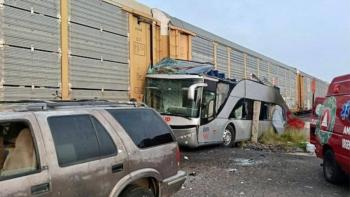 Ocho muertos y 45 heridos tras choque entre tren y autob&uacute;s en Atlacomulco