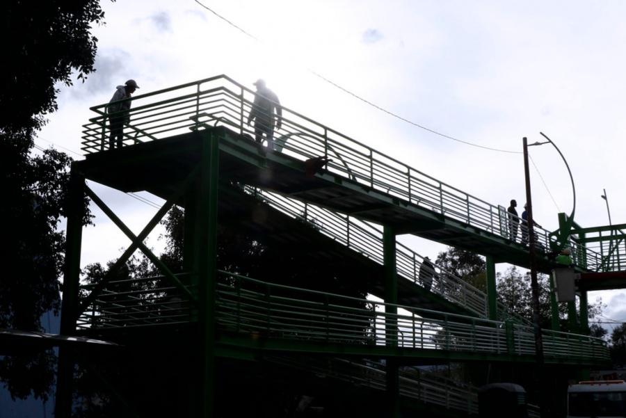 Hombre fallece tras caer de un puente peatonal en Coyoac&aacute;n