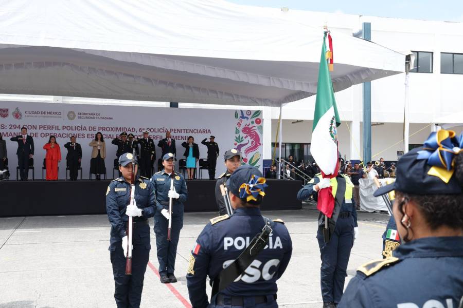Clara Brugada celebra graduaci&oacute;n de 450 polic&iacute;as en la UNIPOL