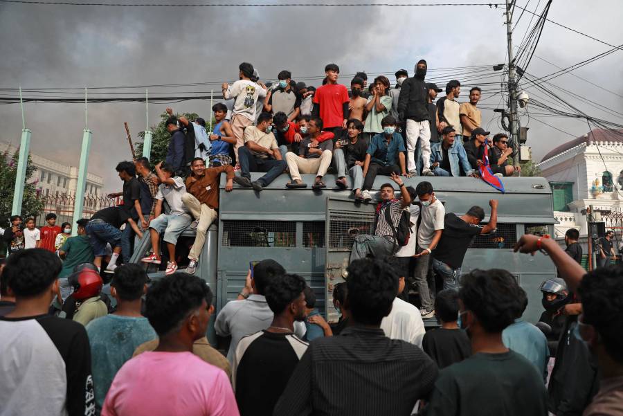 Manifestantes en Nepal incendiaron el Parlamento tras la dimisi&oacute;n del primer ministro