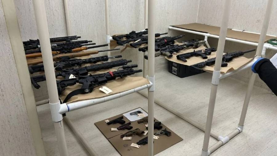 Arrestan a niño de 13 años en Washington por posesión de armas y amenazas de tiroteo escolar