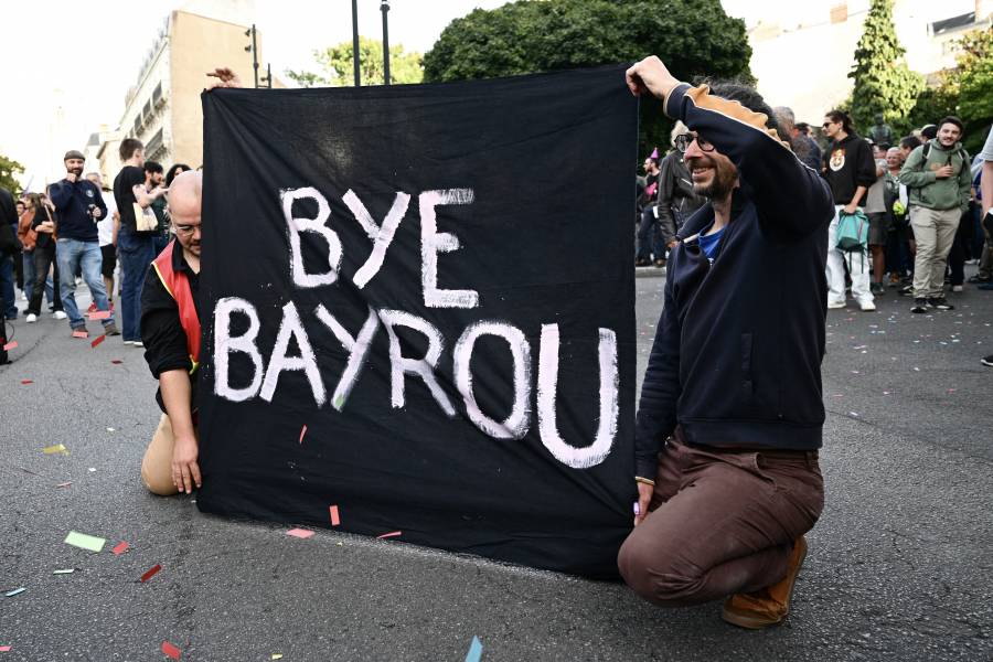 Macron busca al primer ministro de una Francia en zona de 
