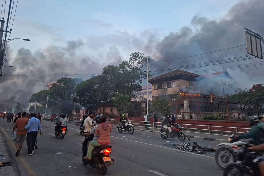 Manifestantes queman Parlamento en Nepal pese a la dimisión del primer ministro