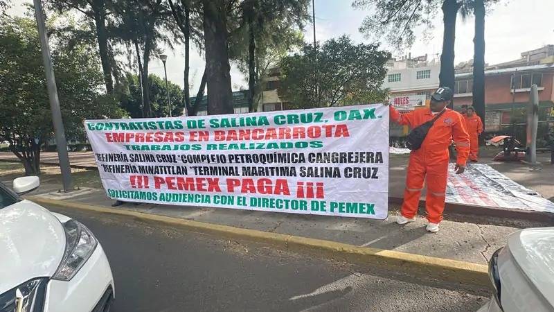 Contratistas de Pemex protestan en Torre de Pemex por adeudos de 367 millones de pesos