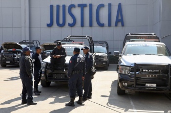 Gobierno de Oaxaca entrega fusiles israel&iacute;es a la polic&iacute;a estatal