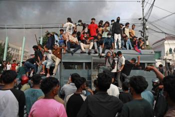 Manifestantes en Nepal incendiaron el Parlamento tras la dimisi&oacute;n del primer ministro